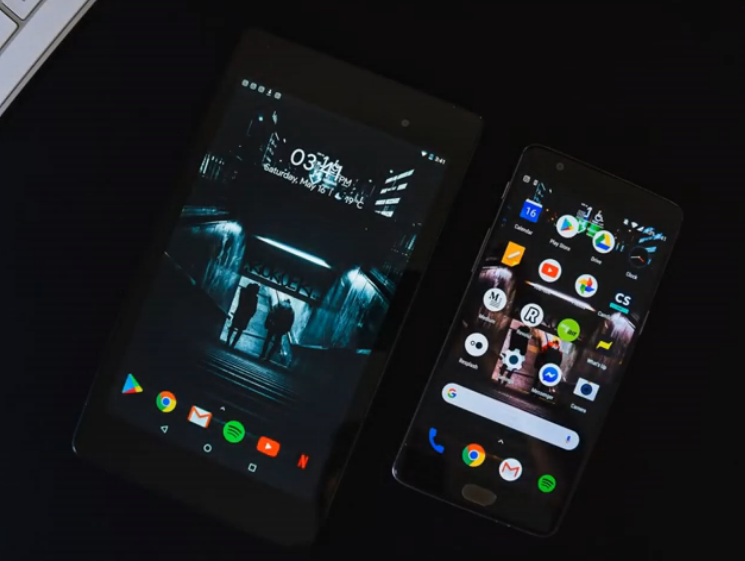 Image: 2 Cellphones next to a computer - Marketing your business in 2021 with a limited budget using our group of online directories